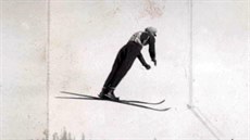 Otakar Německý při skoku na lyžích na nedatovaném archivním snímku.