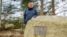 Ferdinand Korbel stojí u pomníku v obci Tu, který pomáhal vybudovat na míst...