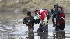 Pechod z Mexika pes eku Rio Grande do Spojených stát. (2021)