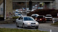 T�i na sebe navazující kruhové objezdy jsou hlavní p�íjezdovou cestou k zón�...