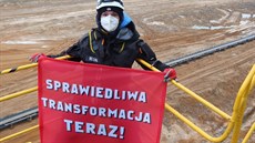 Aktivisté Greenpeace obsadili rypadlo v Turów.