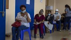 Jihoafriané ekají na okování vakcínou. (5. bezna 2021)