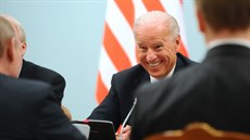 Joe Biden pi setkání s Vladimirem Putinem v roce 2011, kdy byl Biden viceprezidentem a Putin premiérem