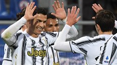 Cristiano Ronaldo slaví jeden ze svých tí gól v utkání Juventusu s Cagliari.