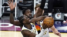 Caris LeVert z Indiany v nájezdu proti Deandre Aytonovi z Phoenixu.