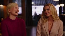 Jennifer Robertson a Brianne Howey v seriálu Ginny & Georgia (2021)