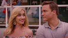 Brianne Howey a Scott Porter v seriálu Ginny & Georgia (2021)