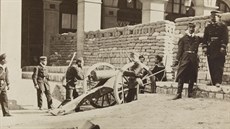 Paíská komuna 1871. Písluníci Národní gardy na barikádách 