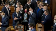 Sn�movna p�ijala nový zákon o mimo�ádných opat�eních p�i epidemii covid-19,...