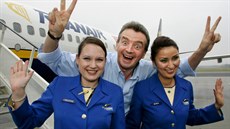 Michael O'Leary, šéf nízkonákladové letecké společnosti Ryanair, slaví...