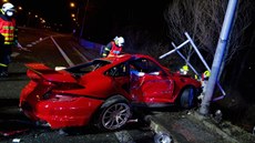 V Ostravě havarovalo Porsche do sloupu, spolujezdce museli vyprostit hasiči...