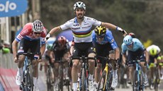 VÍTZSTVÍ V DUHOVÉ. Francouz Julian Alaphilippe se raduje z triumfu ve druhé etap Tirrena-Adriatica.