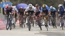 KDO S KOHO. Souboj o vítězství ve druhé etapě Tirrena-Adriatica. Zleva: Mathieu...