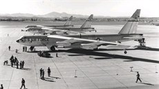 Plocha AFB Castle v Kalifornii 16. ledna 1957 v den návratu tech B-52G z letu...