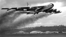 B-52F startující se střelou AGM-28 Hound Dog, zavěšenou pod pravým křídlem. Ve...