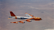 B-52H-170 registrace 60-0006. Stejným fluorescentním oranžovým nátěrem byl...