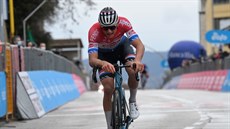 Vyerpaný Mathieu van der Poel v cíli 5. etapy Tirrena.