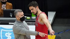 Tomá� Satoranský a trenér Chicaga Billy Donovan mají p�i konzultaci stejný...