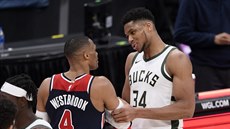 Janis Adetokunbo a Russell Westbrook po utkání Milwaukee Bucks a Washington...