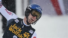 Clément Noël slaví vítzství ve slalomu v Kranjské Goe.