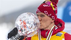 Alexandr Bolšunov s trofejí pro celkového vítěze Světového poháru běžců na...