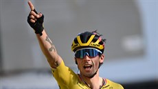 Slovinský cyklista Primo Rogli projídí vítzn cílem 4. etapy závodu Paí -...