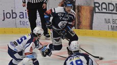 Vítkovický Jan Hru�ka (naho�e) v souboji s brn�nským Petrem Zámorským.