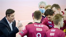 Liberetí volejbalisté poslouchají pokyny trenéra Michala Nekoly.