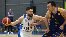 Adam �í� (vlevo) z Kolína úto�í na opavský ko�, brání ho Petr Boha�ík.