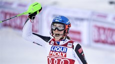 Slovenská slalomáka Petra Vlhová se raduje z triumfu v Aare.