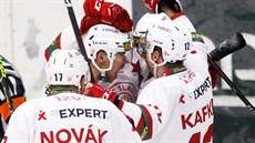 Hokejisté Slavie Praha se radují z gólu.
