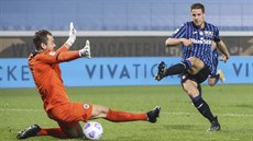 Mario Pa�ali� (vpravo) z Atalanty propálil branká�e Spezie.