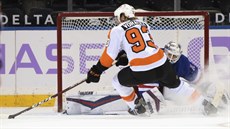 Jakub Voráek z Philadelphie pekonává gólmana Keitha Kinkaida z NY Rangers.