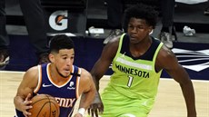 Devin Booker (vlevo) z Phoenixu se tlaí ke koi Minnesoty, brání ho Anthony...