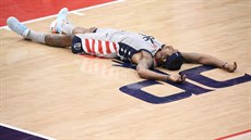 Bradley Beal z Washingtonu leí na palubovku, trefil trojku a jet byl...