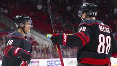 Sebastian Aho (20) a Martin Ne�as (88) se radují z trefy Caroliny.