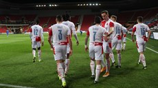 Fotbalisté Slavie se vracejí na vlastní polovinu poté, co Nicolae Stanciu...