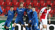 Fotbalisté Rangers se radují z vyrovnávací branky na hiti Slavie, stelcem je...