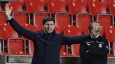 Steven Gerrard, trenér fotbalist Rangers, rozhazuje rukama po faulu Slavie na...