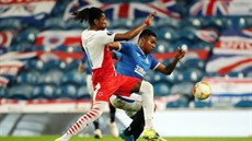 Alfredo Morelos z Rangers bojuje o balon se slávistou Simonem Delim.