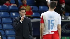 Steven Gerrard, trenér fotbalistů Rangers, uklidňuje slávistu Ondřeje Kúdelu.