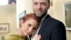 Denisa Nesvailová a Luká Langmajer v seriálu Slunená (2021)