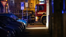 Policisté a hasii pracují v plzeské Kollárov ulici, kde byl hláen poár v...