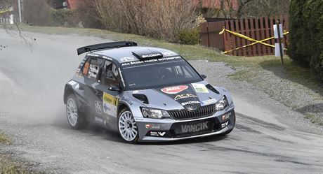 Dominik Stíteský a navigátor Danny Persein s vozem koda Fabia R5.