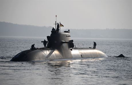 Nmecká ponorka U36 vyplouvá z námoního pístavu Eckernförde. (23. ledna 2019)