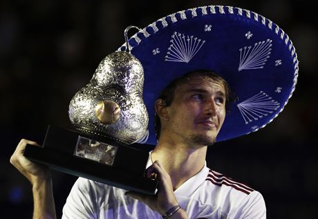 Nmecký tenista Alexander Zverev pózuje s trofejí pro vítze turnaje v Acapulcu.