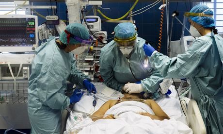 Zdravotnice oetují pacienta nakaeného covidem na oddlení ARO nemocnice v...