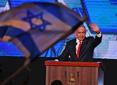 Izraelský premiér Benjamin Netanjahu mává svým píznivcm. (24. bezna 2021)
