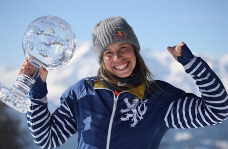 esk snowboardcrossaka Eva Samkov s kilovm glbusem za prvenstv ve...