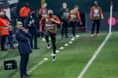 Roberto Martinez, trenér belgických fotbalist, pozoruje své svence v duelu s...